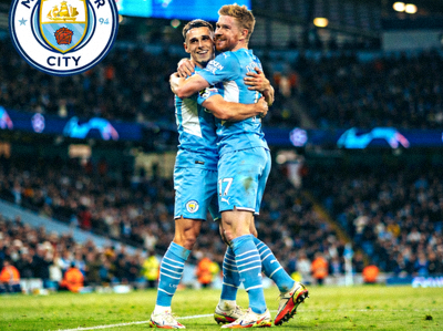 曼城队徽与球员庆祝进球 - 德布劳内与福登拥抱庆祝