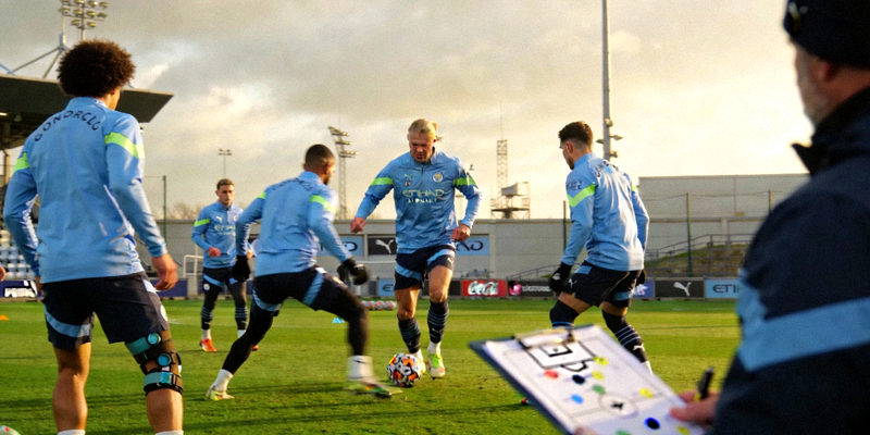 英超曼城队训练场景 - 哈兰德与队友在训练中