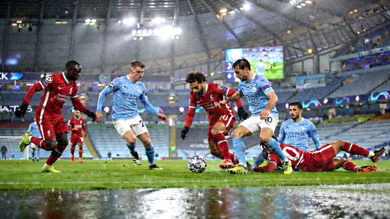 英超足球比赛直播画面 - 曼城与利物浦球员在雨中拼抢